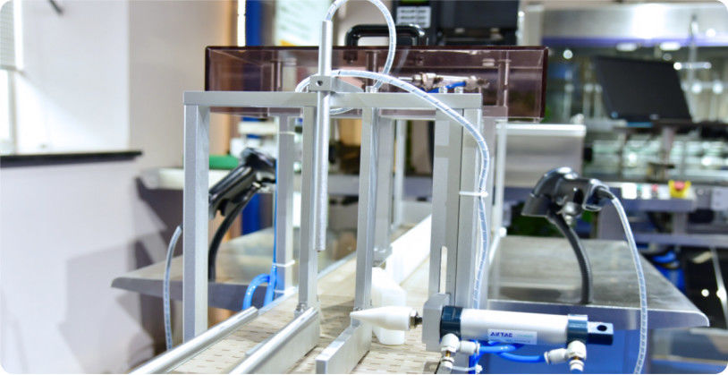 自動化学液体補給機械,PLC制御システムと補給作業のための多重補給ノズルを含む