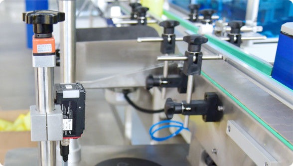 自動生産システムへのシームレスな統合のためにカスタマイズ設計された多ノズル充填液剤塗布機